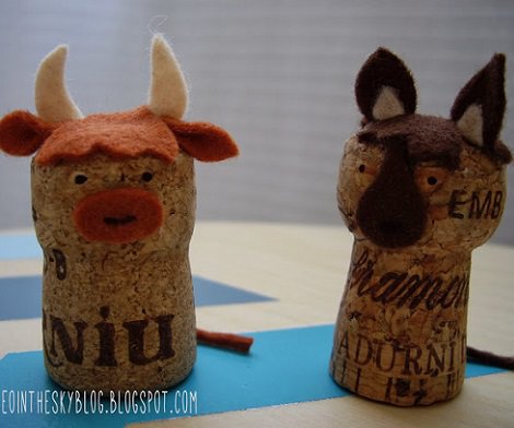 Portal de Belén casero con corchos buey y mula