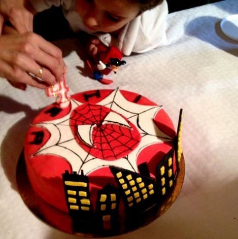 como hacer una tarta de spiderman con fondant